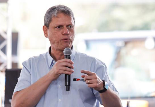 Tarcísio diz apoiar Flávio Bolsonaro e também Caiado e Ratinho Jr. postulantes à Presidência em 2026