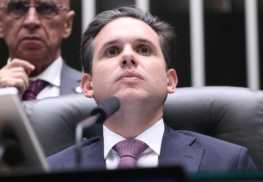 Hugo Motta lidera aprovação da redução de benefícios fiscais
