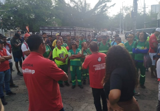 TRABALHADORES DA LIMPEZA URBANA QUE PRESTAM SERVIÇO À PREFEITURA DE CAMPINA GRANDE ESTÃO DESESPERADOS SEM RECEBER SALÁRIOS