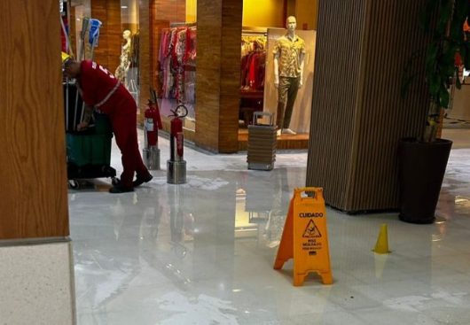 Vídeo: chuva forte derruba teto e invade Manaíra Shopping, em JP