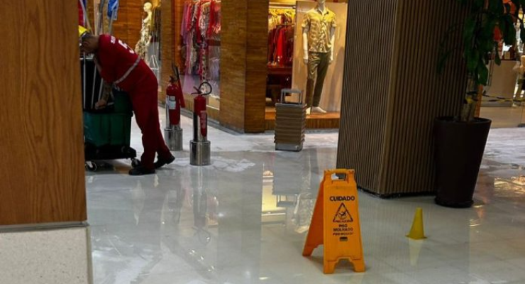 Vídeo: chuva forte derruba teto e invade Manaíra Shopping, em JP