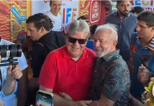 Juntos, João Azevêdo e Lula participam do Galo da Madrugada neste sábado