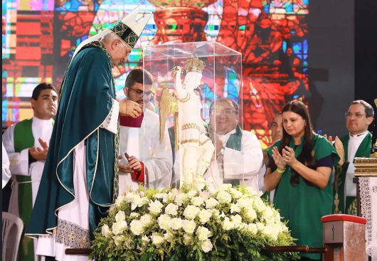 Encerramento do CRESCER registra público redorde em noite de consagração da Diocese de Campina Grande a São Miguel Arcanjo e bênção das famílias