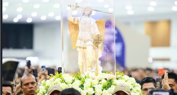 Encerramento do CRESCER registra público redorde em noite de consagração da Diocese de Campina Grande a São Miguel Arcanjo e bênção das famílias