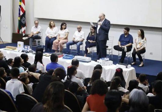 Cícero Lucena amplia inclusão na Rede Municipal de João Pessoa com a entrega de óculos inteligentes para estudantes com deficiência visual