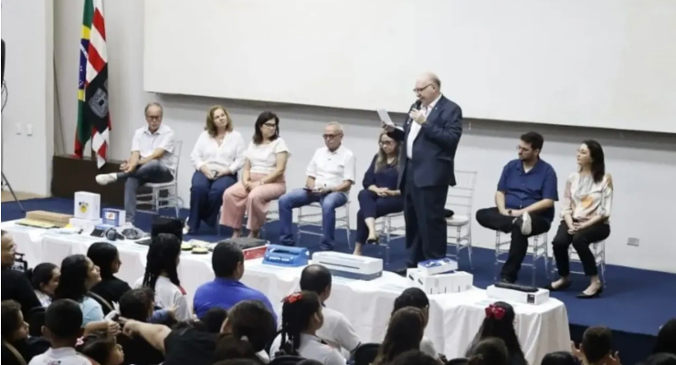 Cícero Lucena amplia inclusão na Rede Municipal de João Pessoa com a entrega de óculos inteligentes para estudantes com deficiência visual