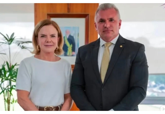 Ex-bolsonarista, Julian Lemos se diz “apaixonadíssimo” por Lula e revela convite de Gleisi para filiação ao PT