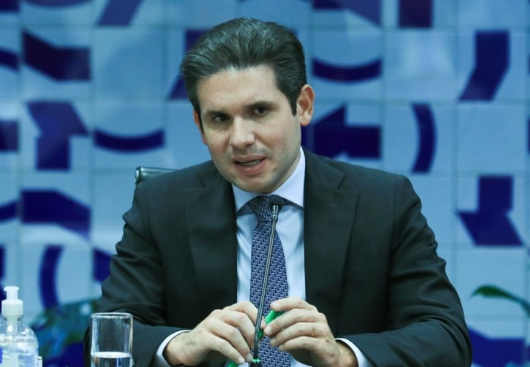 Hugo Motta comemora aprovação do programa “Gás do Povo” na Câmara dos Deputados