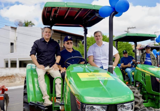 *Pré-candidato a governador Efraim entrega poços, tratores, caminhão e retroescavadeira fortalecendo a agricultura em Sumé
