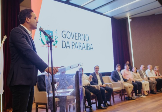 Lucas Ribeiro assina ordens de serviço