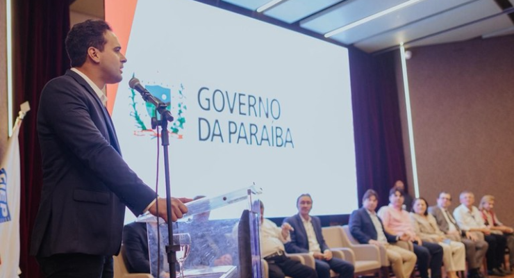 Lucas Ribeiro assina ordens de serviço