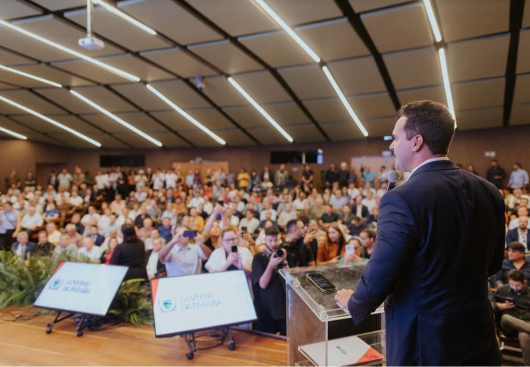 Lucas Ribeiro assina ordens de serviço de R$ 49 mi