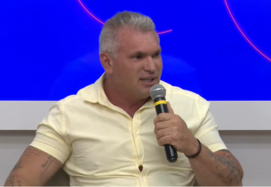 Julian Lemos avalia perfil político de Flávio Bolsonaro: “É um corrupto charmoso”