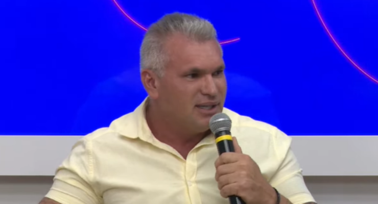 Julian Lemos avalia perfil político de Flávio Bolsonaro: “É um corrupto charmoso”