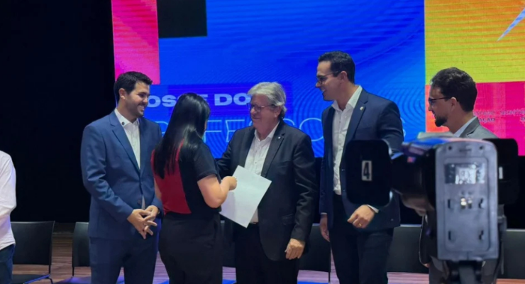 João Azevêdo empossa mil professores e anuncia nova convocação até junho na Paraíba