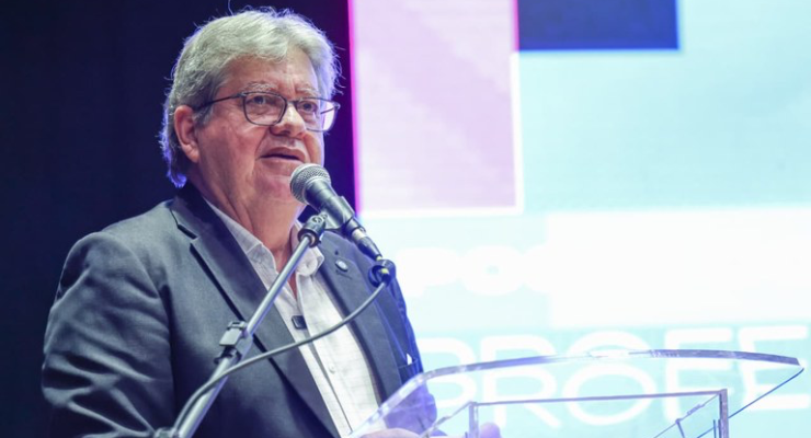 João Azevêdo empossa mil novos professores e destaca investimentos na Educação