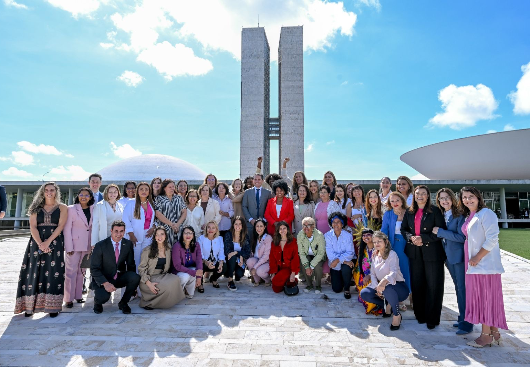 Hugo Motta alinha pauta de março com bancada feminina