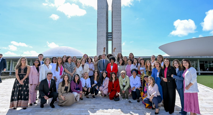 Hugo Motta alinha pauta de março com bancada feminina