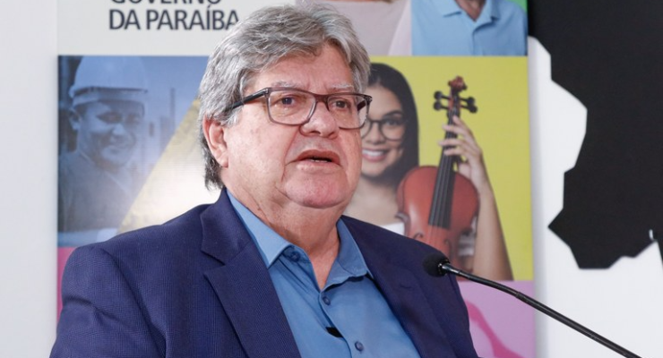 João Azevêdo entrega moradias e participa de formatura