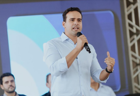 Lucas Ribeiro entrega kits escolares e inaugura sala do Amanhã Digital no Alto Sertão