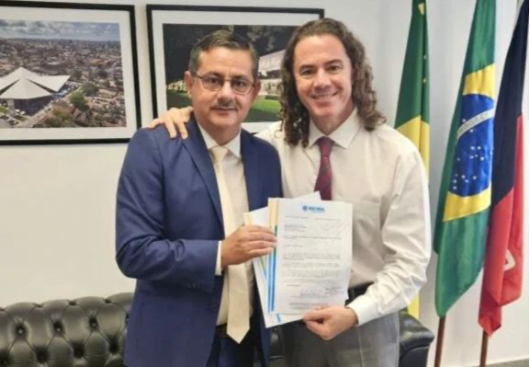 Boa Vista é contemplada com van para transporte de pacientes após articulação do prefeito com o senador Veneziano