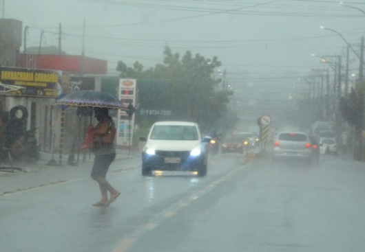 Inmet emite alerta de chuvas intensas