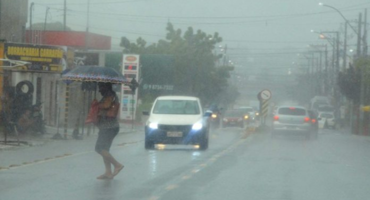 Inmet emite alerta de chuvas intensas