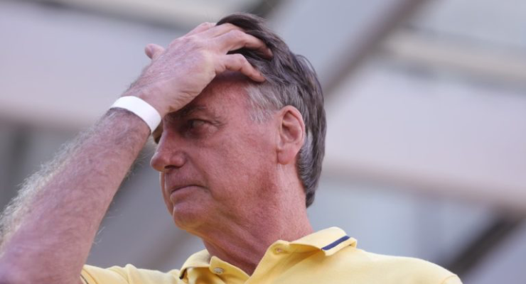 Bolsonaro está na UTI por conta de broncopneumonia, diz boletim médico