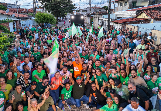 Edvaldo Neto reúne multidão em grande caminhada nos bairros de Camalaú e Jardim Brasilia